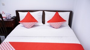 Standard Double Room | Desk, soundproofing, free WiFi, bed sheets - OYO 245 Juana 21 (Jakarta)