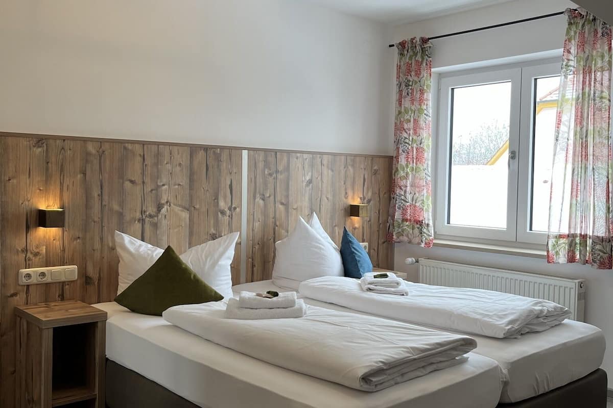 desk, laptop workspace, soundproofing, free wifi