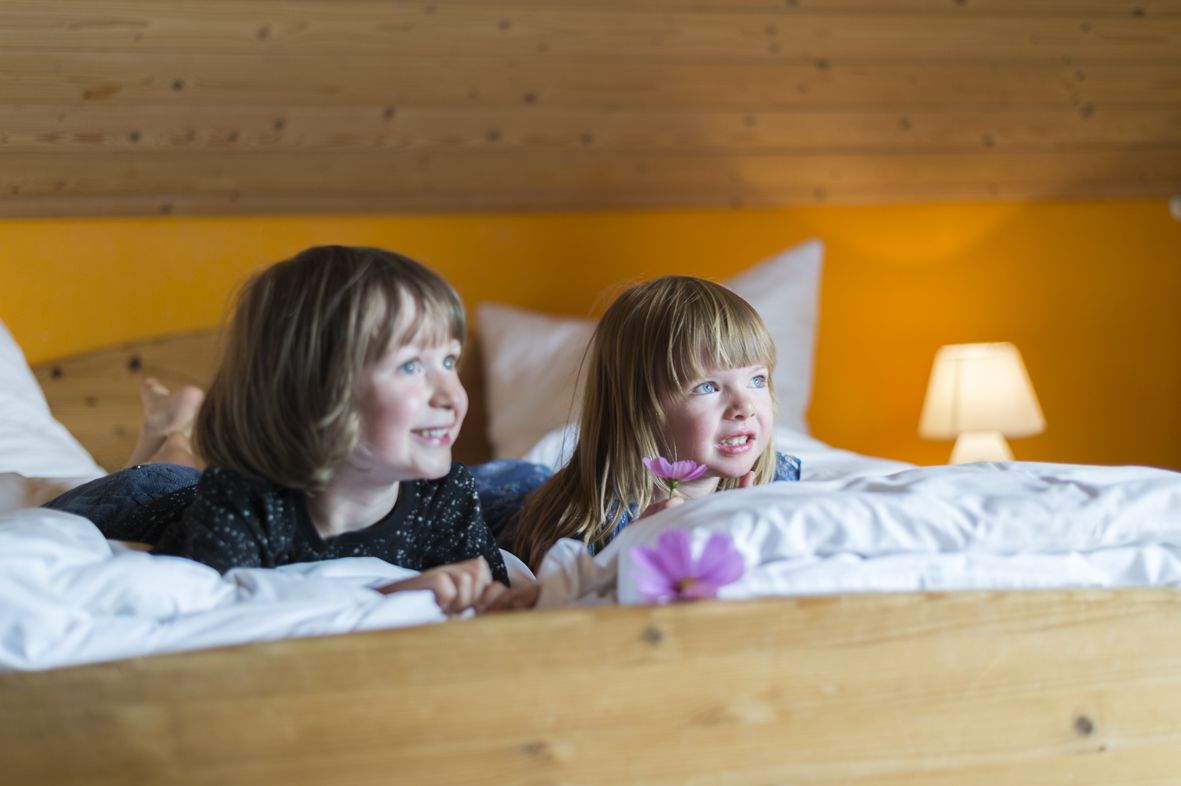 Habitación triple estándar, varias camas, para no fumadores, vista al jardín | Escritorio, espacio para trabajar con laptop y insonorización 