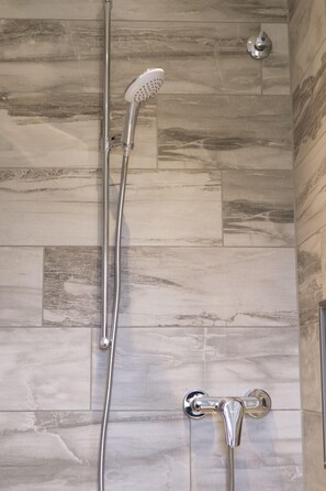Double Room, 1 King Bed, Non Smoking, Garden View | Bathroom shower - Landgasthaus Hofmann (Oberdachstetten)
