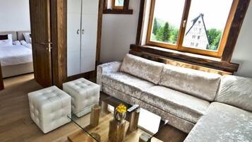 50-cm Smart TV with premium channels, TV