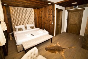 Egyptian cotton sheets, premium bedding, blackout drapes, soundproofing - Chalet Petit Palais (East Sarajevo)
