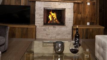 Luxury Apartment, 1 King Bed with Sofa bed, Non Smoking | Egyptian cotton sheets, premium bedding, blackout drapes, soundproofing