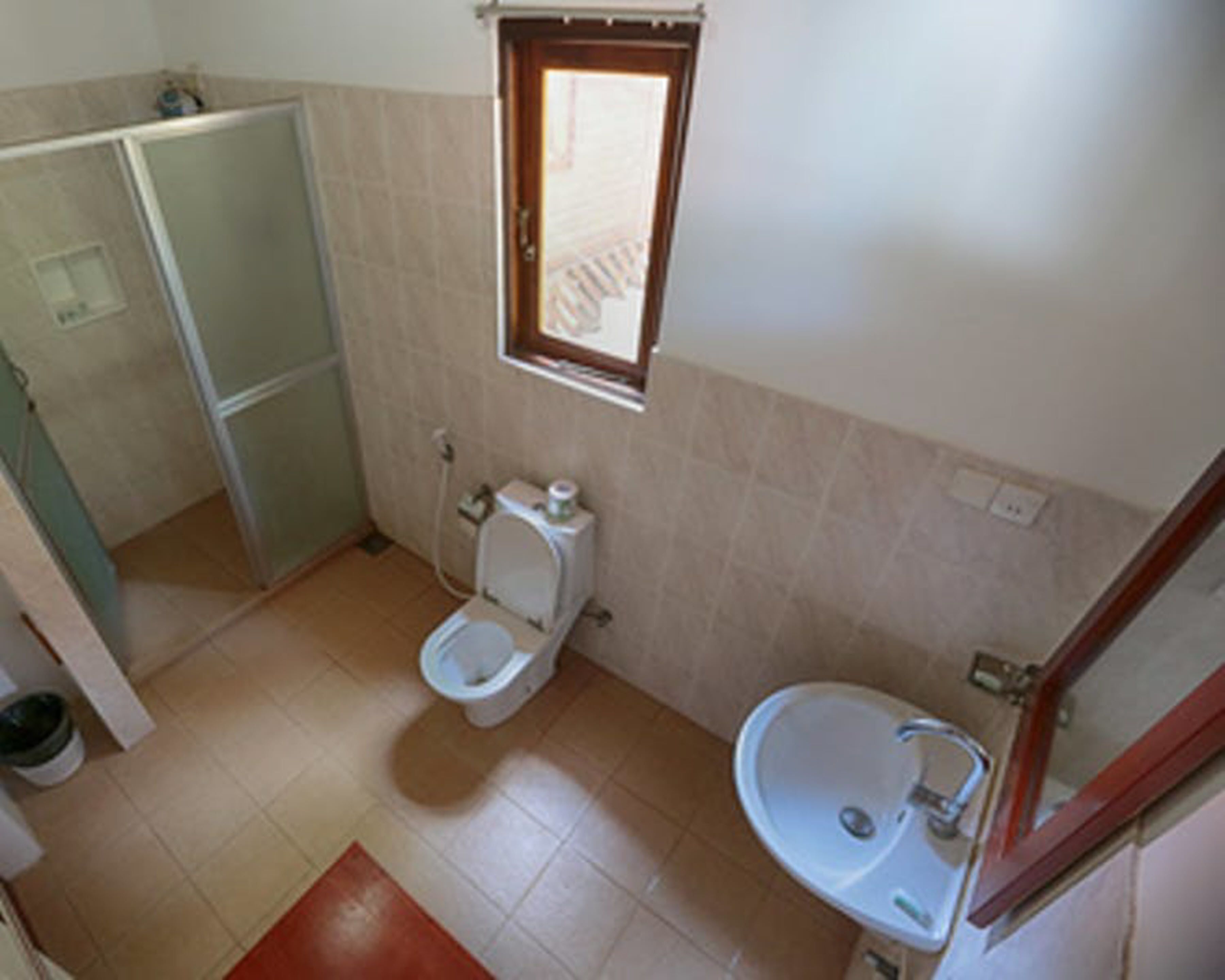 Un baño con inodoro, lavamanos y ducha.