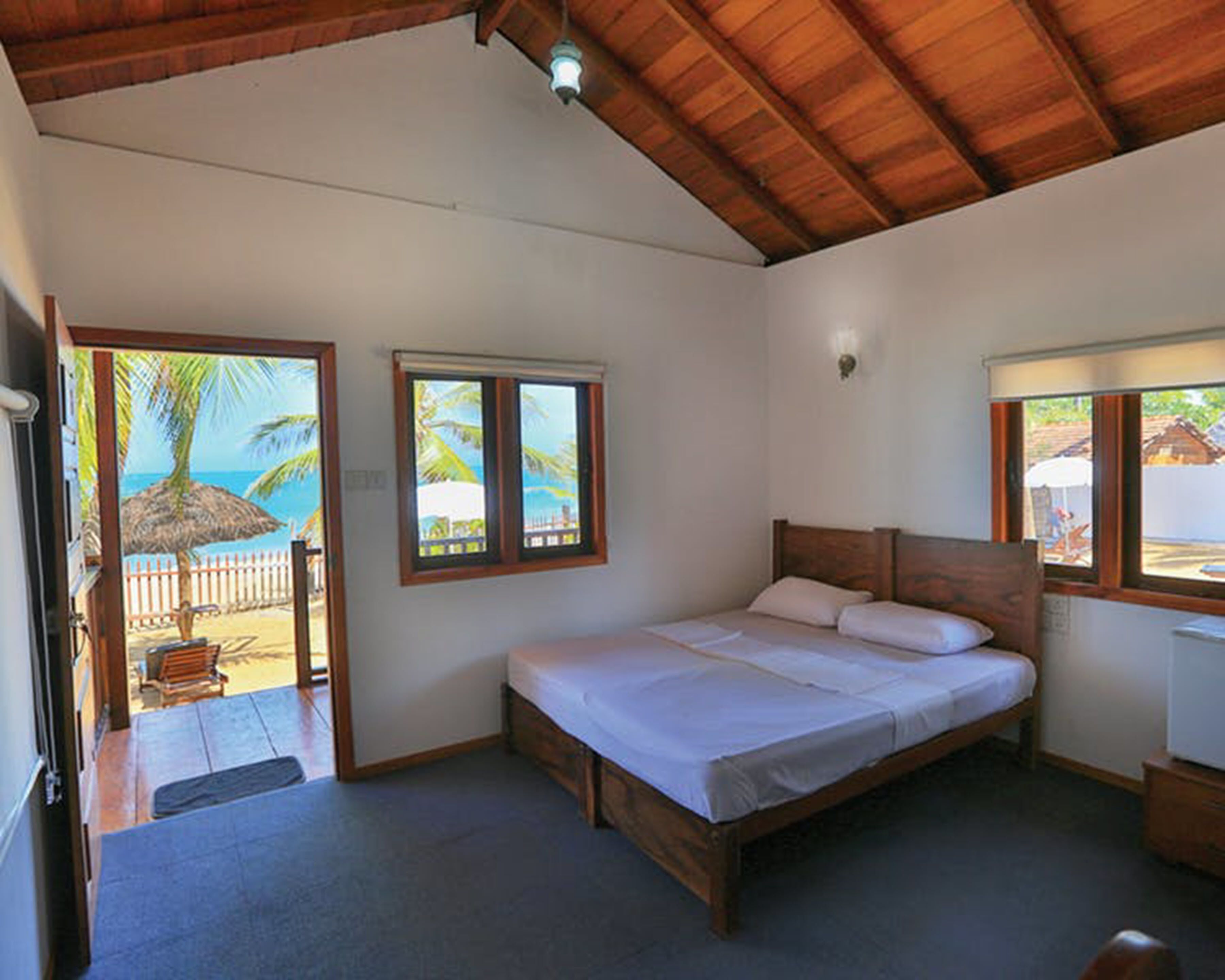 Tabla de planchar con plancha y ropa de cama