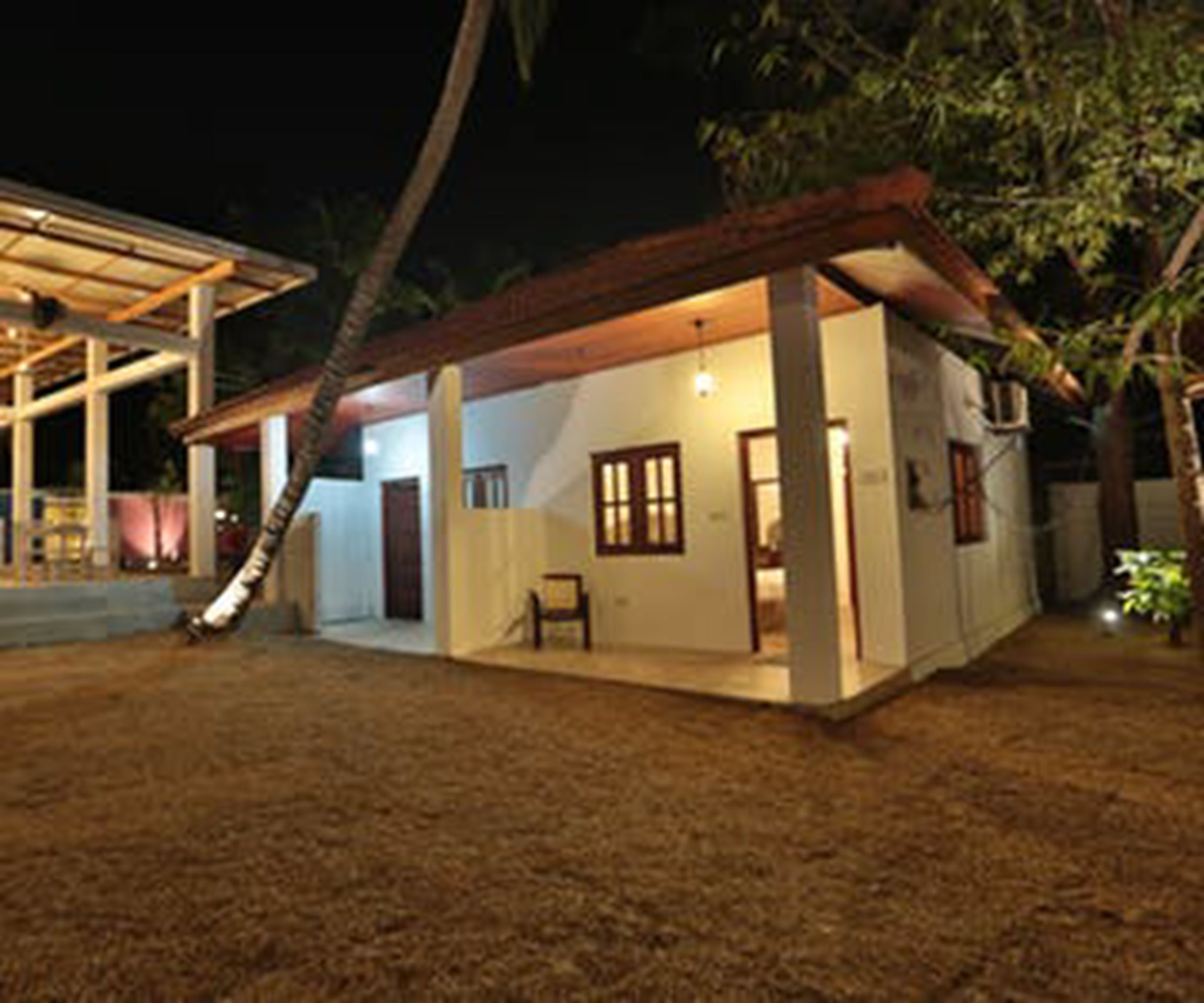 Iron/ironing board, bed sheets