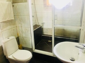 Shower, rainfall showerhead, free toiletries, towels