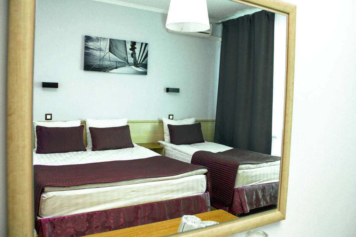 Zimmersafe, Schreibtisch, Verdunkelungsvorhänge, Bügeleisen/Bügelbrett