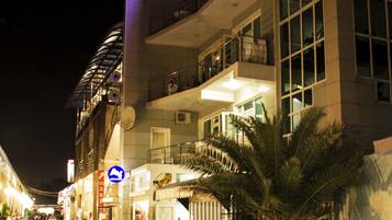 Fassade der Unterkunft – Abend/Nacht