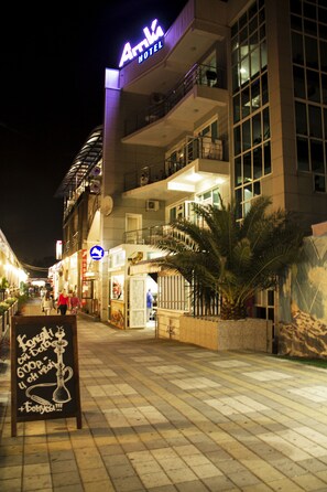 Fassade der Unterkunft – Abend/Nacht