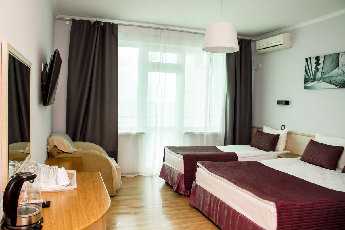 Zimmersafe, Schreibtisch, Verdunkelungsvorhänge, Bügeleisen/Bügelbrett