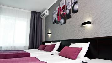 Zimmersafe, Schreibtisch, Verdunkelungsvorhänge, Bügeleisen/Bügelbrett