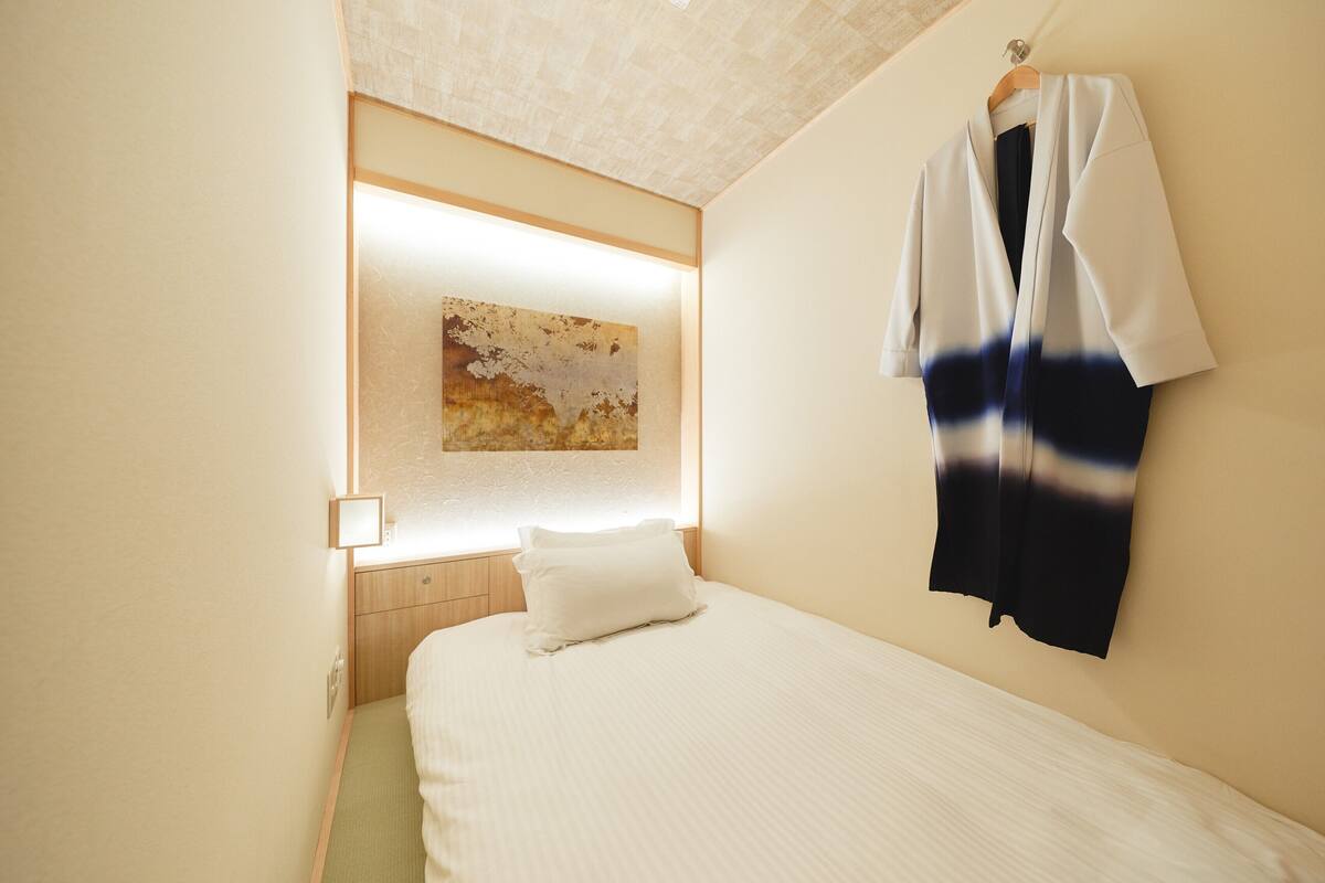 Down comforters, in-room safe, WiFi (free), bed sheets