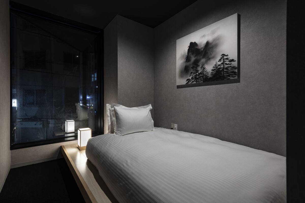 Down comforters, in-room safe, WiFi (free), bed sheets