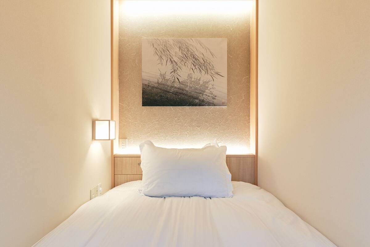 Down comforters, in-room safe, WiFi (free), bed sheets