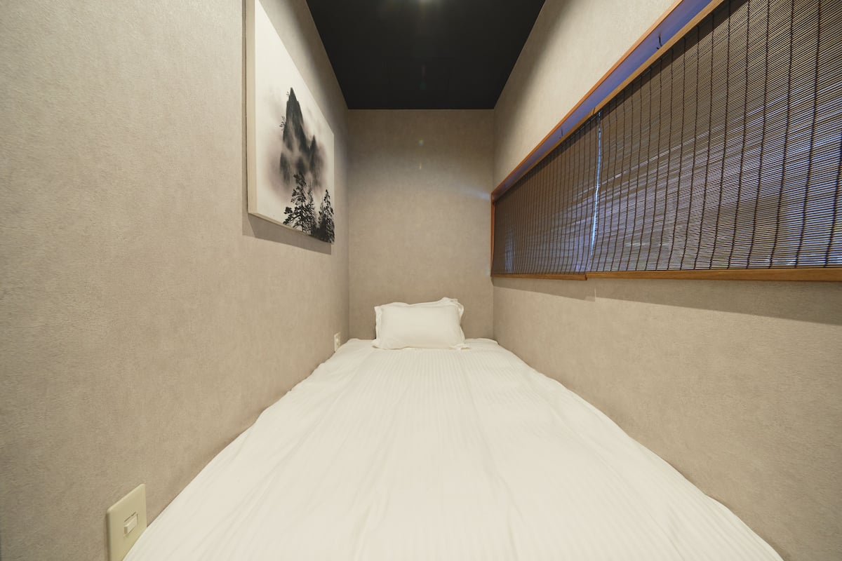 Kamer, alleen voor mannen (tsubaki) | Donzen dekbedden, een kluis op de kamer, gratis wifi, beddengoed