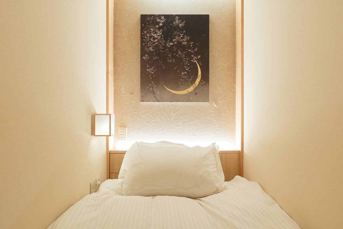 Down comforters, in-room safe, WiFi (free), bed sheets
