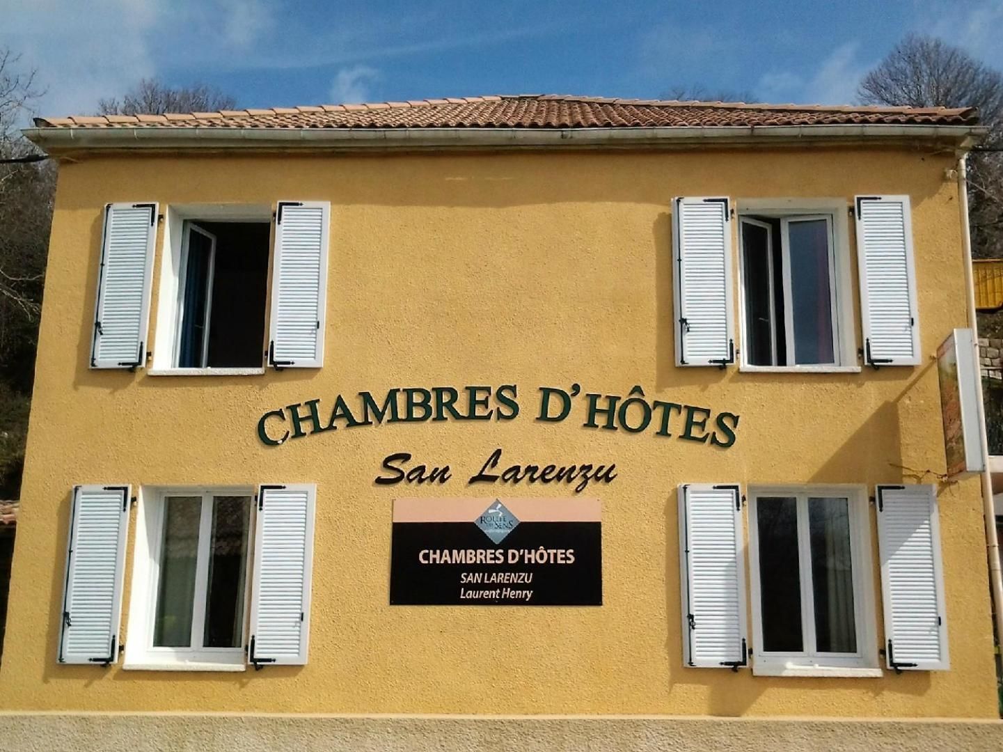 A building with the sign 'CHAMBRES D'HÔTES San Lorenzo'.
