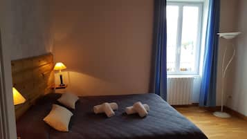 Individueel gedecoreerd, individueel gemeubileerd, een bureau