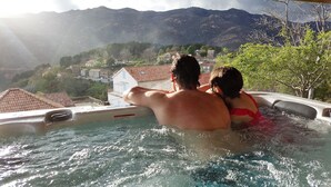 A couple in a hot tub with a mountainous view. - San Larenzu (Aullène)