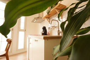 Apartament superior, amb bany privat, vistes a la ciutat | Cuina privada