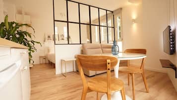 Superior Apartment, Ensuite, City View | Lounge