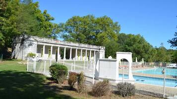 Seasonal outdoor pool, pool umbrellas, sun loungers