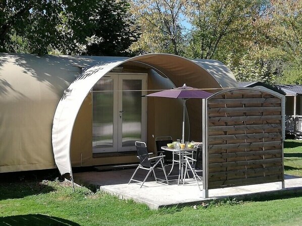 Tente, salle de bains commune (Coco Sweet)