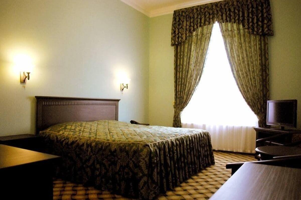 Habitación estándar doble | Escritorio, tabla de planchar con plancha, wifi gratis y ropa de cama