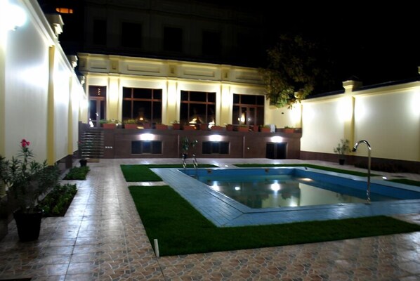 Outdoor pool - Jahon Palace (Samarkand)