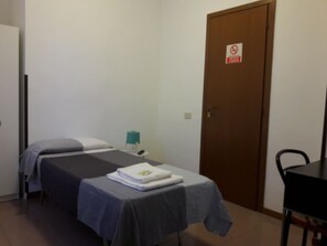 Desk, blackout drapes, free WiFi, bed sheets - Hotel Brivio (Milan)