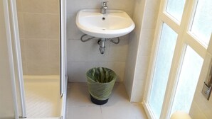 Shower, rainfall showerhead, towels - Hotel Brivio (Milan)
