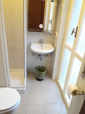 Shower, rainfall showerhead, towels - Hotel Brivio (Milan)