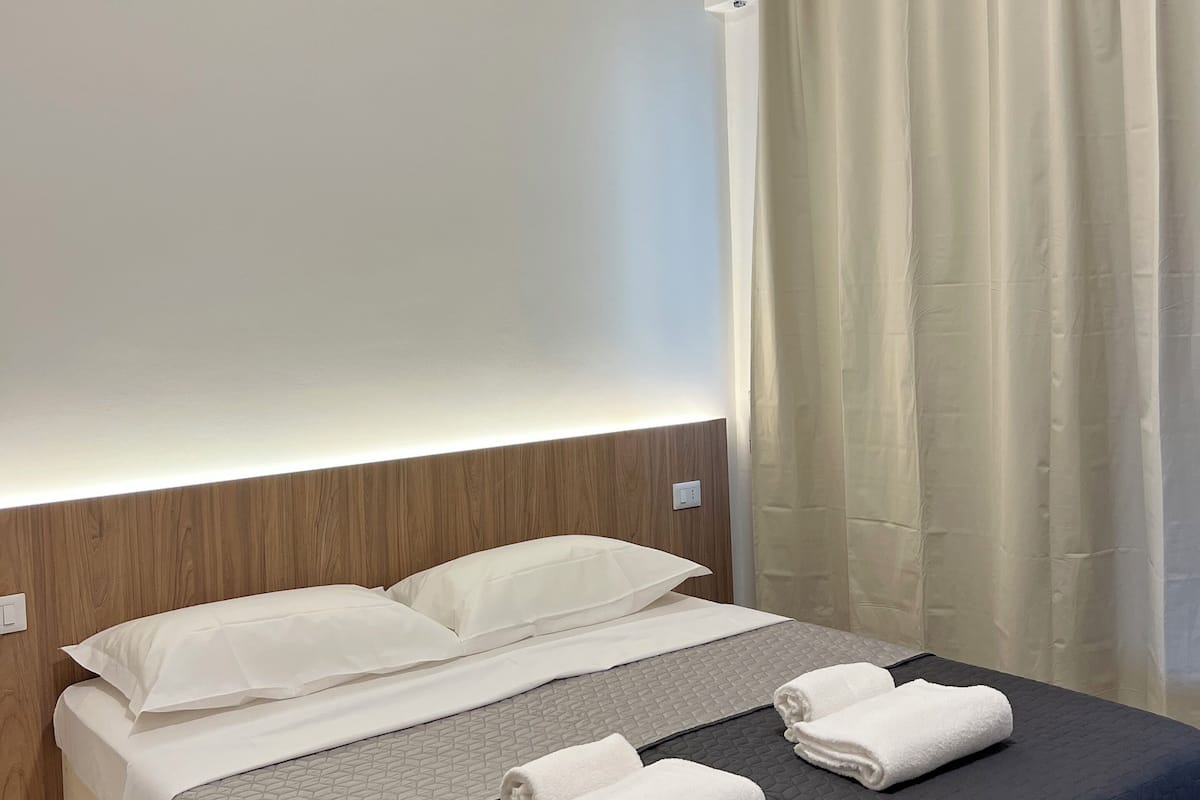 Camera Basic, 1 letto queen, bagno in camera | Una scrivania, tende oscuranti, Wi-Fi gratuito, lenzuola