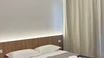 Phòng cơ bản, 1 giường cỡ queen, có phòng tắm riêng | Bàn, màn/rèm cản sáng, truy cập Internet không dây miễn phí