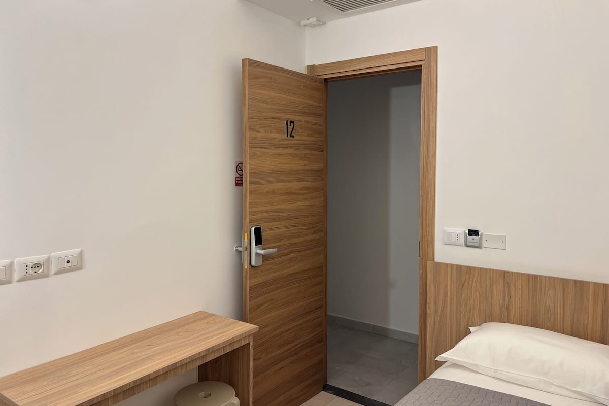 Camera singola, bagno condiviso | Una scrivania, tende oscuranti, Wi-Fi gratuito, lenzuola