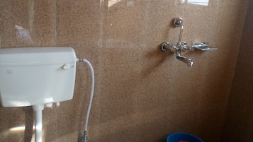 Suite Deluxe | Bagno | Combinazione doccia/vasca, vasca con acqua sorgiva, soffione a pioggia