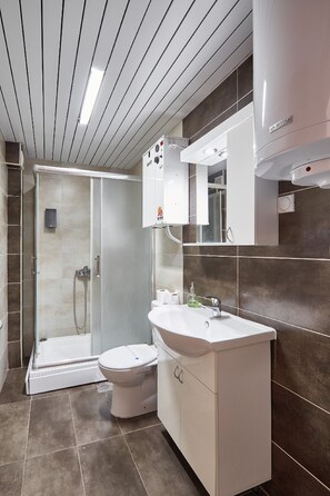 Deluxe-Apartment, 1 King-Bett und Schlafsofa, Stadtblick | Badezimmer | Dusche, kostenlose Toilettenartikel, Haartrockner, Hausschuhe
