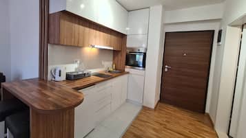 Superior Apartment Street Anastas Mitrev number 10 | Cocina privada | Frigorífico grande, horno, placa de cocina y hervidor eléctrico