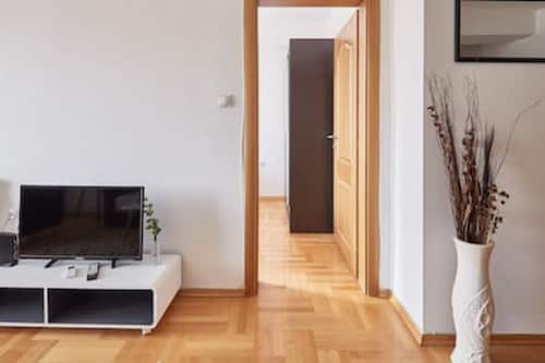 Deluxe-Apartment, 1 King-Bett und Schlafsofa, Stadtblick | Wohnbereich | 40-Zoll-LCD-Fernseher mit Kabelempfang, Fernseher