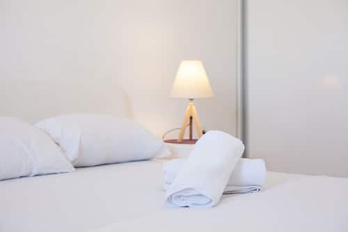 Deluxe-Apartment, 1 King-Bett und Schlafsofa, Stadtblick | 1 Schlafzimmer, hochwertige Bettwaren, Zimmersafe, Bügeleisen/Bügelbrett