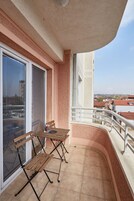 Deluxe Διαμέρισμα, 1 King Κρεβάτι με Καναπέ-Κρεβάτι, Θέα στην Πόλη | Βεράντα/αίθριο