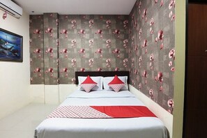 Desk, free WiFi, bed sheets - OYO 2385 Maleo Exclusive Residence 2 (Bandung)
