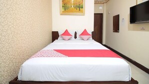 Desk, WiFi (free), bed sheets - OYO 2385 Maleo Exclusive Residence 2 (Bandung)