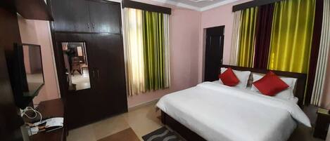 Premium bedding, desk, iron/ironing board, free WiFi