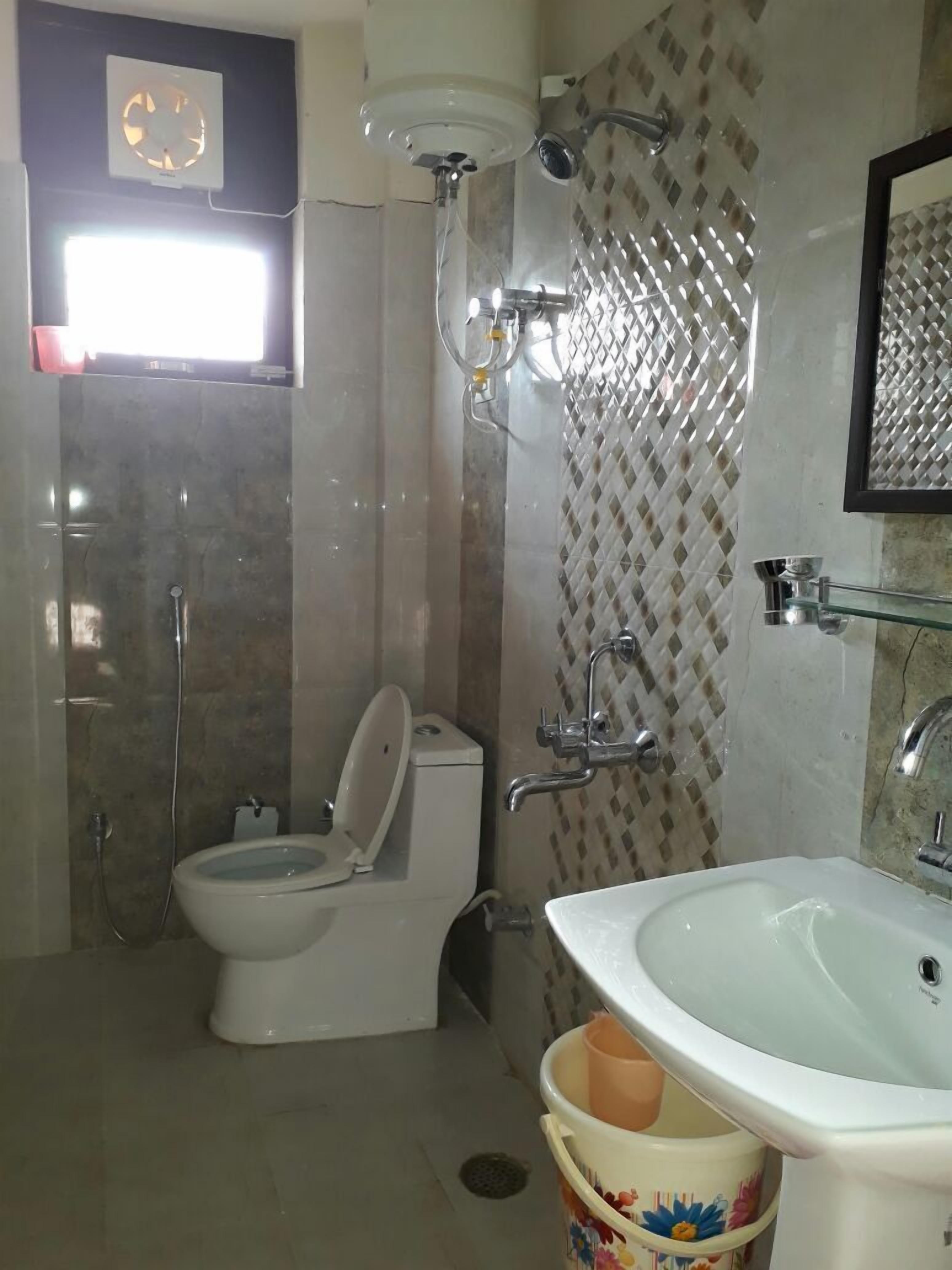 Ducha, artículos de tocador gratuitos, pantuflas