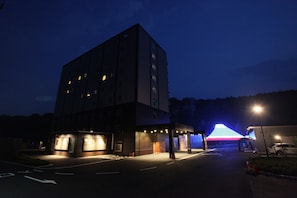 Fassade der Unterkunft – Abend/Nacht