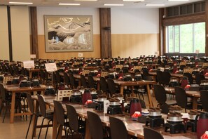 Menyajikan masakan Jepang