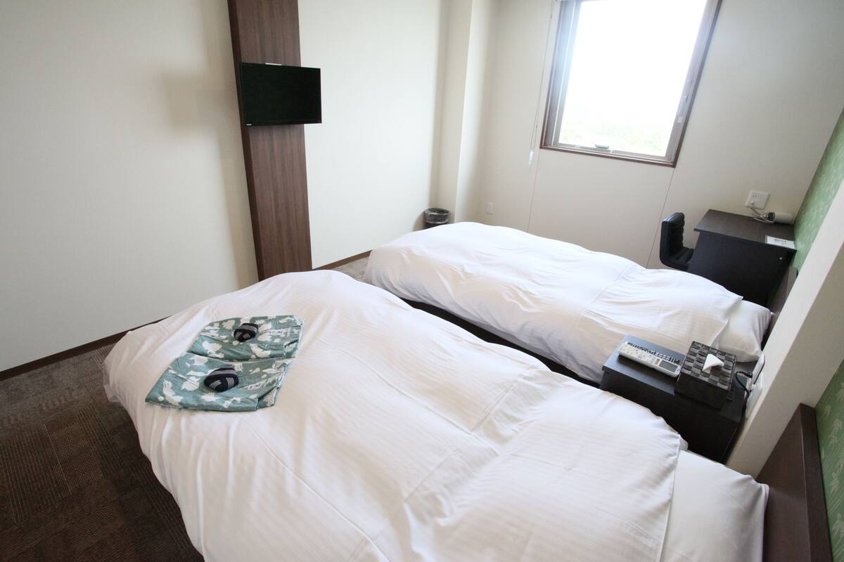 WiFi (free), bed sheets