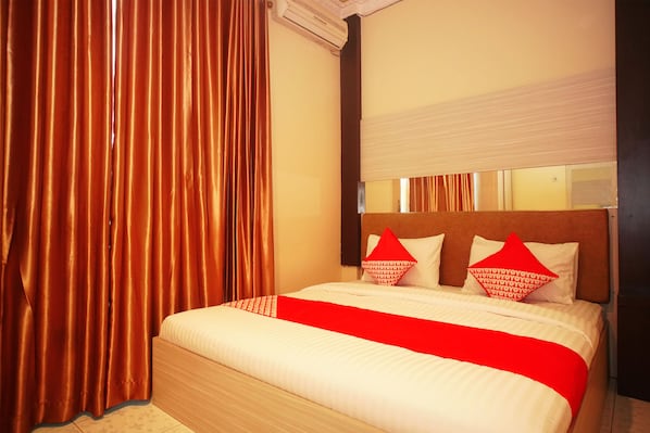 Desk, free WiFi, bed sheets